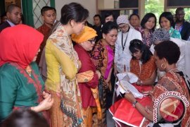 Istri Kepala Negara KAA Belajar Membatik