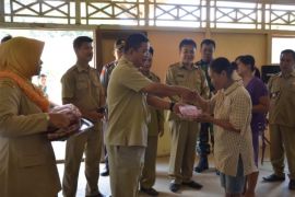 Wabup Saksikan Pengobatan Gratis Desa Padak - Menua Prama