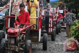 Hadiri Rakor Tiga Bupati Dapat 150 Traktor 
