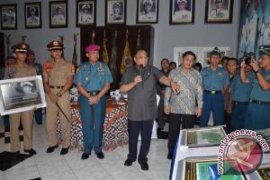 Menko Kemaritiman Sumbangkan Foto Pada Museum AAL