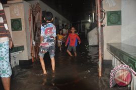 Poskesdes dan tempat ibadah masih terendam banjir