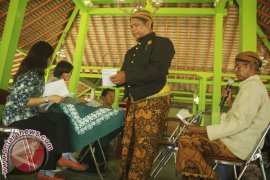 Abdi dalem terima Danais Page 1 Small