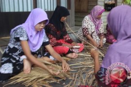 Perajin Anyaman  Dapat Bantuan Peralatan