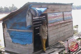 Jaenah, Hidup Sebatang Kara di Lanting Kapuas