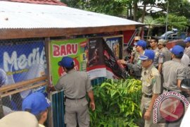 Satpol PP Bongkar Warung Prostitusi 