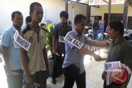 Polisi Rekontruksi Pembunuhan Satpam "home Stay" 