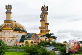 Wisata syariah di pulau seribu masjid