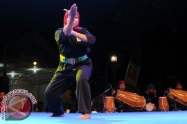 Pesilat wanita "Mak Awul" Page 1 Small