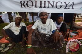 Polisi Myanmar Lari Saat Rohingya Diserang Massa