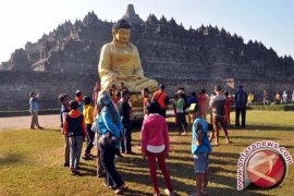 Jelang Waisak, 100 Biksu Lakukan Pindapata