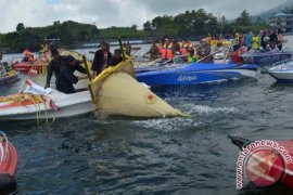 Larung Tumpeng Sarangan