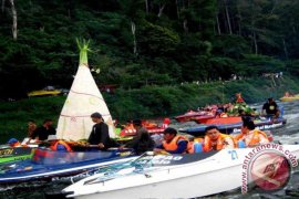 Ribuan Wisatawan Tonton Ritial Larung Sesaji Sarangan