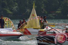 Mengusung Tumpeng Larung