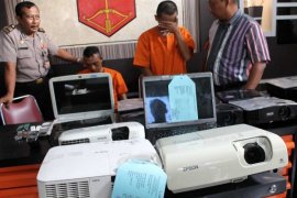 Sindikat Perdagangan Proyektor Curian "Online