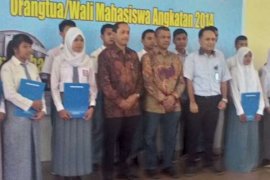 PCR Serahkan Beasiswa YPCR Dan Bidik Misi