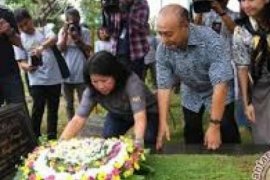 Ratusan Mahasiswa Kuansing Ziarah Makam Tokoh Riau
