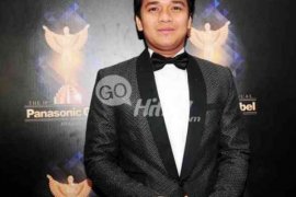   Terima Piala Olga, Billy Syahputra Tahan Tangis  