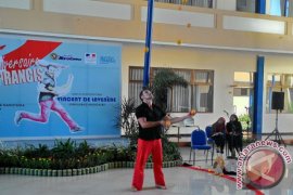 Seniman Sirkus Prancis Beraksi di Unnar Surabaya
