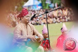 LANTUNAN SENI MADIHIN