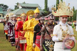 KENAKAN BUSANA KHAS DAERAH