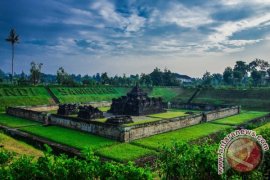 Candi Sambisari dilengkapi delapan lampu sorot