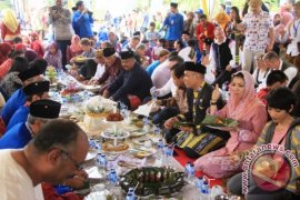 Nikmatnya "Beseprah" Makan Bersama Adat Kutai