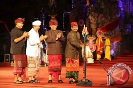 Menpar Bunyikan "okokan" Tandai Pembukaan PKB