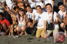 Gema INTI Lepas Tukik di Pantai Kuta