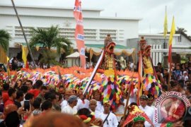 Tradisi "Belimbur" pada Puncak Erau