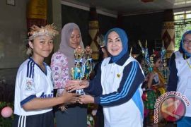 Ny HERIYATI PAIRIN MEMBERIKAN PIALA Page 1 Small