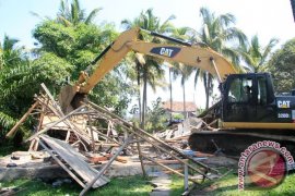 Alat berat digunakan bongkar warung remang-remang 