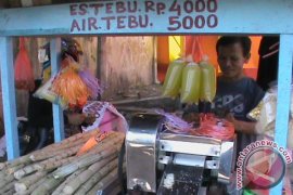 Omset Penjual Air Tebu Naik Drastis