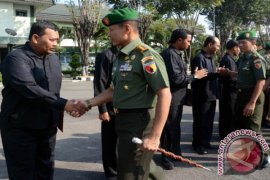 Prajurit Korem 084/BJ Gerebek Pabrik Rokok Ilegal