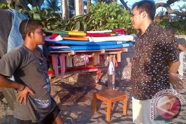 Wisatawan Australia Nikmati Selancar di Peti Tenget