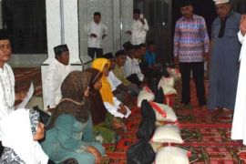 Bupati Kampar Berikan Sembako Pada Masyarakat Kurang Mampu