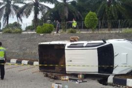 Mobil Double Cabin Terguling di Bandara Pekanbaru