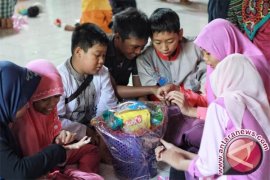 Perajin Keranjang Parsel di Magetan "Kebanjiran" Pesanan