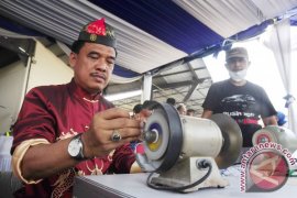 Lomba Asah Batu Akik