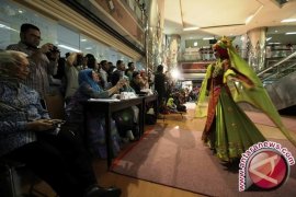 Dokter-Suster Husada Utama  Peragaan Baju Muslim di "Catwalk" Rumah Sakit