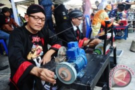Pejabat Polisi Lomba Asah Batu Akik
