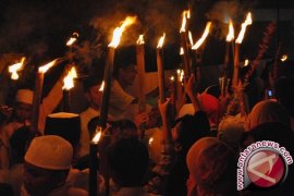 Warga Muntok Gelar Pawai Obor Sambut Ramadhan