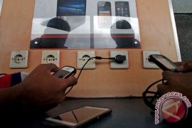 Bahaya dan cara aman isi daya baterai HP semalaman ditinggal tidur