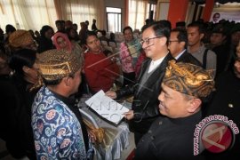 Menteri Agraria Serahkan 180 Sertifikat Adat Tengger