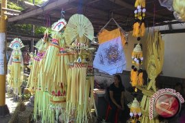 Penjual Perlengkapan Penjor Naik Omzet