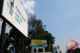 Diduga Membahayakan Sebuah Billboard Dipasang Garis Polisi