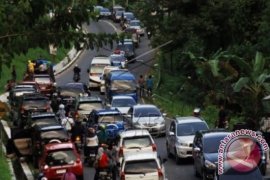 Arus balik - Jalan Lintas Sumatera di Langkat mulai dipadati mobil pribadi dari Aceh