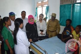 Mensos Khofifah Tinjau Pengungsi Tolikara