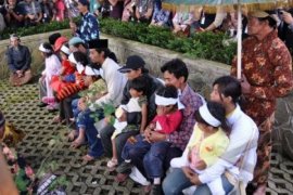 Ruwatan Rambut Gimbal Diikuti Sembilan Anak Dieng