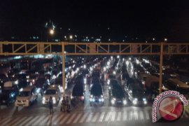 Truk didahulukan, padahal mobil menumpuk