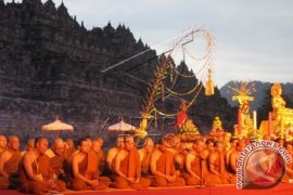Ratusan Biksu Prosesi Puncak Asadha di Borobudur
